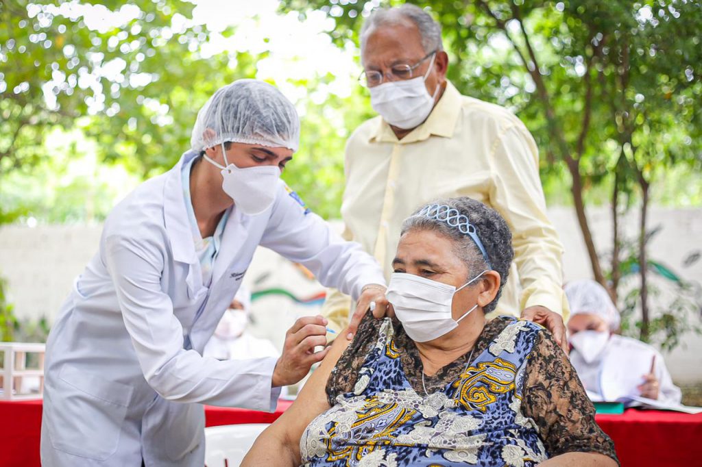 Profissionais da saúde idosos de abrigos são vacinados em Teresina